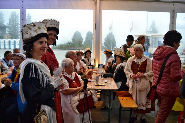 Walserský sraz probíhající v plném proudu. Kroje se liší podle vesnic, ze kterých Walserové pocházejí.